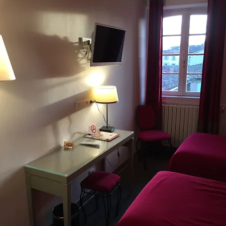 Du Pont Vieux, Au Pied De La Cité 3*