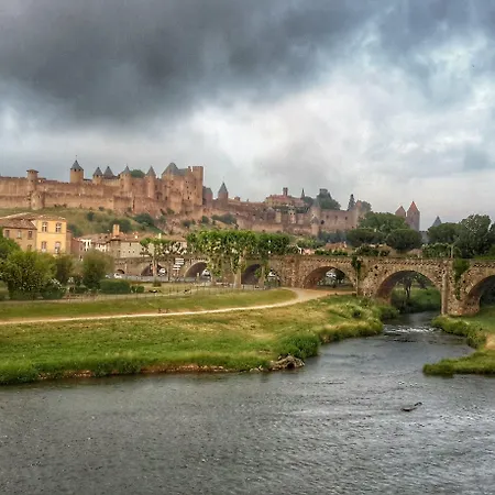 Du Pont Vieux, Au Pied De La Cité 3*
