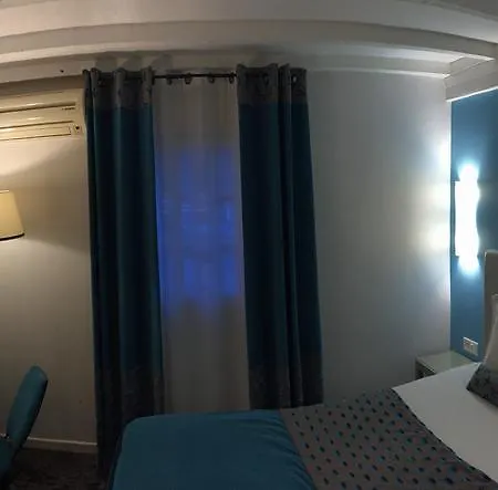 Du Pont Vieux, Au Pied De La Cite Szálloda 3*